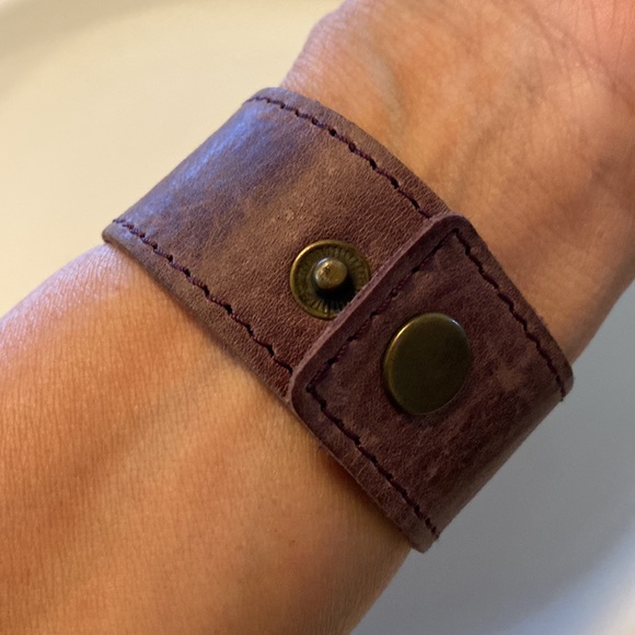 Handmade leather bracelet with resin stone - Picture 3 of 7